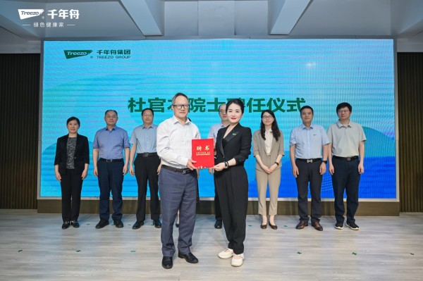 一群人站在屏幕前面 AI 生成的内容可能不正确。