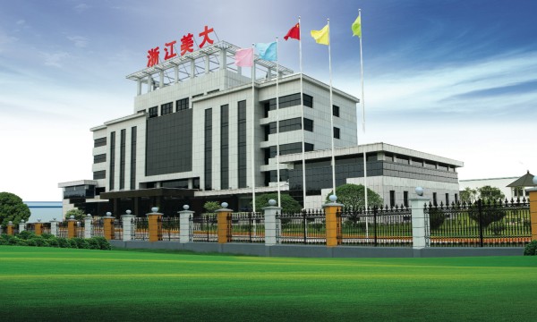 集成灶第一股，跨投智驾