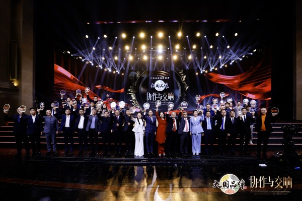 左右沙发受邀出席2025《大国品牌》国牌盛典