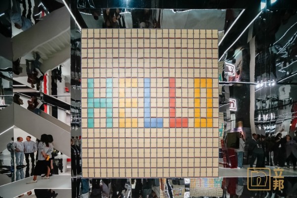 图片包含 室内, 男人, 大, 人们 AI 生成的内容可能不正确。