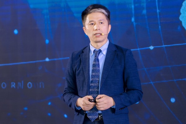 穿着蓝色衣服的男人在舞台上 AI 生成的内容可能不正确。