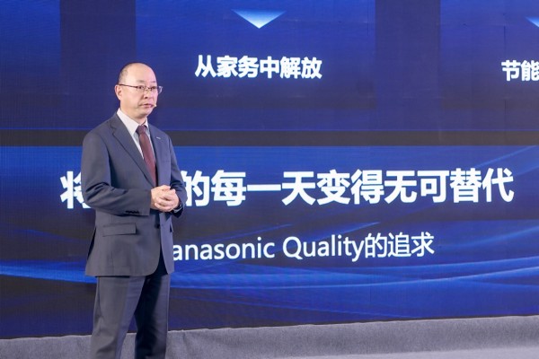 蓝色西装的人站在一起 AI 生成的内容可能不正确。