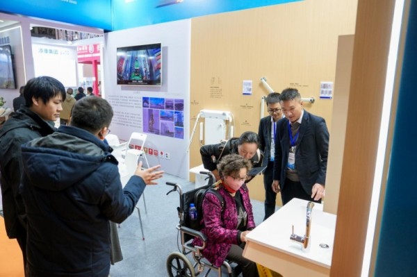 参观者现场体验帝王洁具多功能升降浴室柜