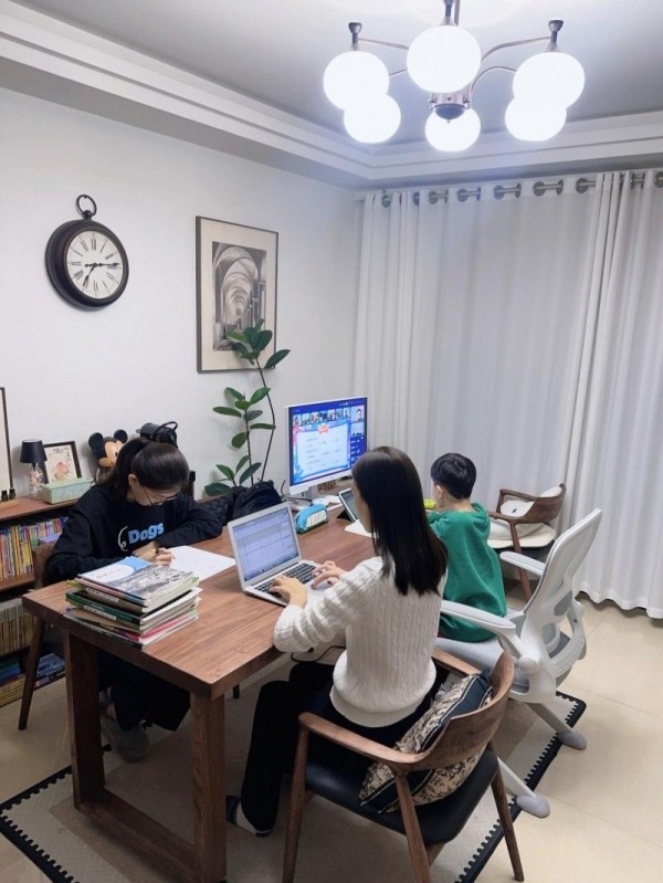 从“网红”到“长红”，泊逸书桌如何在小红书火了一年？