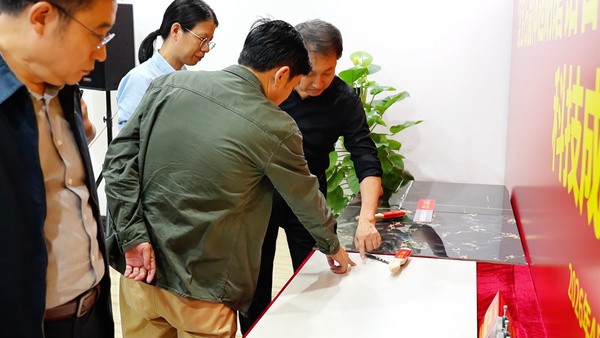 大角鹿“蓝宝石晶体超耐磨钻石釉”项目通过科技成果鉴定，技术达国际领先水平