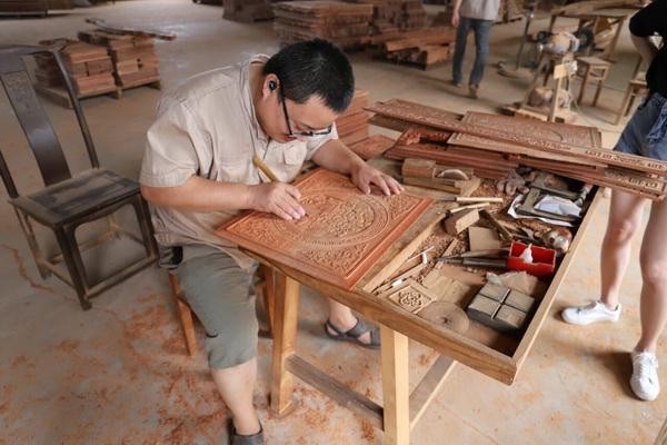李忠信红木29周年庆厂购：以家和致家国