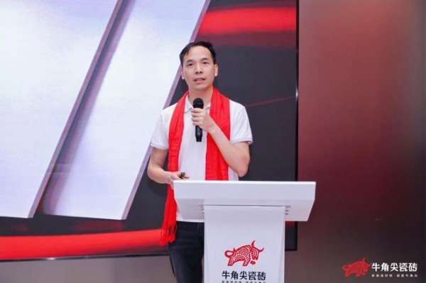 金丝糖果釉「牛气冲天」正式亮相——牛角尖瓷砖以工艺融合创新,破局质感瓷砖赛道